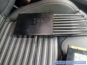 Urządzenie elektroniczne na siedzeniu wewnątrz pojazdu