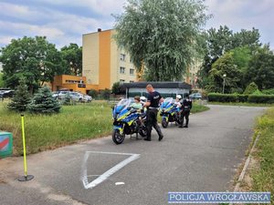 Policjanci w mundurze motocykle służbowe