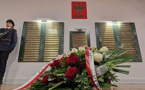 Policjanci z dolnośląskiego garnizonu uczcili pamięć poległych i pomordowanych funkcjonariuszy