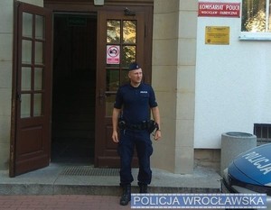 Funkcjonariusze z Komisariatu Policji Wrocław-Fabryczna uratowali życie mężczyźnie, który chciał skoczyć z dachu wieżowca