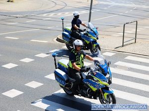 Policjanci w mundurach na motocyklach