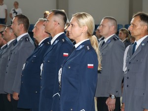 Policjanci w mundurach galowych stojacy w szeregu