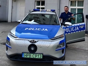 Kolejny raz wrocławscy policjanci pomogli przyszłej mamie dotrzeć na czas do szpitala