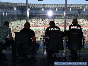 Policjanci w mundurach siedząc zdjęcie wykonane z tyłu