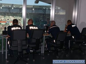 Policjanci w mundurze siedząc zdjęcie wykonane z tyłu