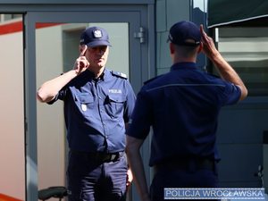 Komendant Wojewódzki Policji  nadinsp. Dariusz Wesołowski oddaje honor dowódcy uroczystości