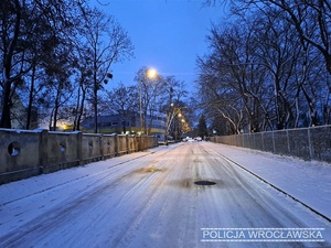 Jedna z wrocławskich ulic pokryta warstwą śniegu oraz lodu.