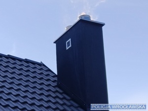 Zdjęcie ilustracyjne dachu wraz z widocznym kominem