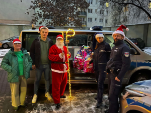Uśmiech na twarzach dzieci po wizycie policyjnych Mikołajów z komisariatu na wrocławskim Ołbinie