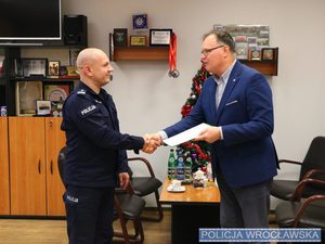 Komendant Miejski Policji we Wrocławiu  oraz przedstawiciel sklepu  Żabka