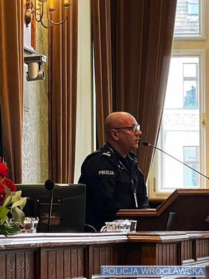 Komendant miejski Policji we Wrocławiu podczas sesji rady miasta