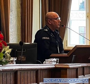 Komendant Miejski Policji we Wrocławiu na sesji Rady Miejskiej Wrocławia