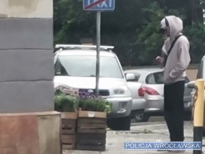 Policjanci z wrocławskiej komendy miejskiej zatrzymali 28-latka, który na podstawie skradzionych kodów BLIK dokonał szeregu wypłat środków z bankomatów