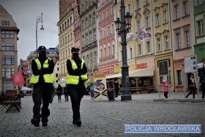 Zdjęcia przedstawiają policjantów patrolujących wrocławski Rynek