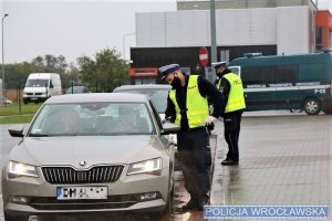 Policjanci wrocławskiej drogówki sprawdzający stan trzeźwości kierujących