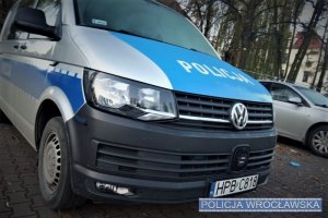 VW Transporter będący policyjnym radiowozem, widok z przodu, na masce napis POLICJA