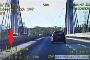 Na zdjęciu kierująca osobowym Citroenem przekracza dopuszczalna prędkość