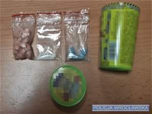 Zdjęcie przedstawiają zabezpieczone narkotyki, w tym tabletki oraz biały proszek w foliowych opakowaniach