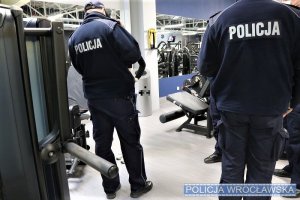 Policjanci podczas kontroli klubów fitness
