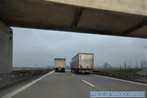 Pojazdy ciężarowe zajmujące dwa pasy ruchu na autostradzie