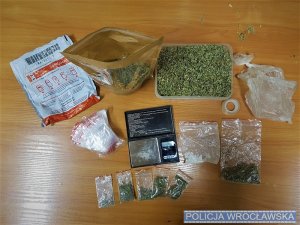 Narkotyki znalezione w mieszkaniu podczas interwencji