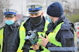 Zdjęcia przedstawiają policjantów w odblaskowych kamizelkach, którzy biorą udział w szkoleniu