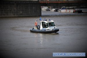Policyjna motorówka na rzece