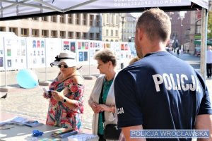 Zdjęcia przedstawiają umundurowanych policjantów przy stanowisku profilaktycznym