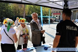 Zdjęcia przedstawiają umundurowanych policjantów przy stanowisku profilaktycznym