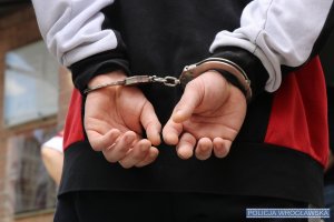 Policjanci zatrzymali dwóch nastolatków podejrzanych o dokonanie rozboju oraz kradzieży mienia, w tym także dwóch pojazdów. Jeden z nich został już tymczasowo aresztowany
