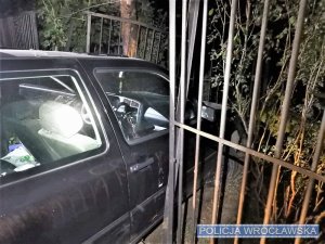 Policjanci ukrócili szaleńczą jazdę „zakazowca”. Mężczyzna rozbił swój samochód na ogrodzeniu kąpieliska