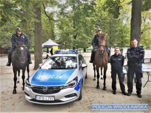 Zdjęcia przedstawiają policjantów prowadzących działania profilaktyczne