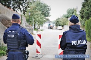 Zdjęcia przedstawiają policjantów zabezpieczających miejsce zdarzenia