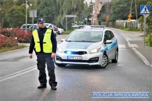 Zdjęcia przedstawiają policjantów zabezpieczających miejsce zdarzenia