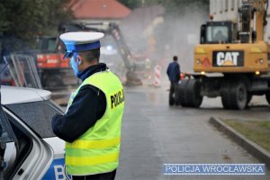 Zdjęcia przedstawiają policjantów zabezpieczających miejsce zdarzenia