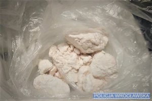 „Znalazł” na wrocławskim rynku ponad 250 porcji handlowych amfetaminy. Trafił prosto za kratki