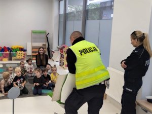 Policjanci podczas pogadanki w przedszkolu