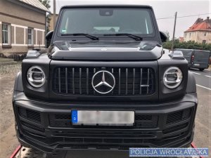 Samochód osobowy marki Mercedes koloru czarnego