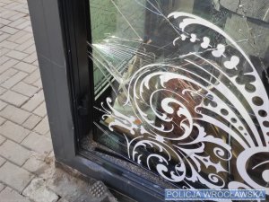 Uszkodzona futryna oraz rozbita szyba w oknie