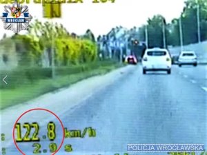 Jechał ponad 120 km/h w obszarze zabudowanym, a dodatkowo tuż przed nieoznakowanym radiowozem przejechał na czerwonym świetle