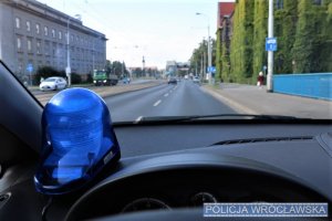Niebezpieczne zdarzenie drogowe z udziałem osoby pieszej na Moście Osobowickim