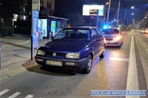 Będąc pod wpływem środków odurzających, jechał kradzionym autem ulicami Wrocławia. Został zatrzymany przez policjantów z drogówki