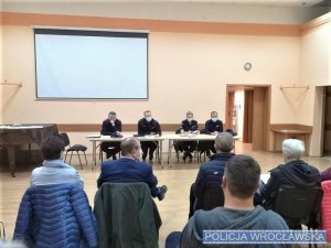 Spotkanie policjantów z Krzyków z mieszkańcami, przedstawicielami Spółdzielni Mieszkaniowej oraz radą osiedla Huby