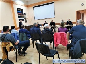 Spotkanie policjantów z Krzyków z mieszkańcami, przedstawicielami Spółdzielni Mieszkaniowej oraz radą osiedla Huby