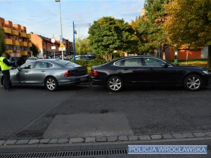 Zdjęcie dwóch samochodów osobowych marki Volvo stojących na ulicy