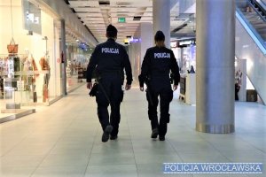 Umundurowani policjanci w centrum handlowym