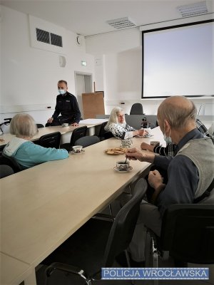 Zdjęcia przedstawiają seniorów odwiedzających komisariat na Krzykach