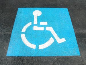 „Koperty” dla osób niepełnosprawnych. Kto może z nich korzystać i co grozi za bezprawne zaparkowanie? Przeczytaj!