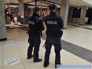 Policjanci patrolujący centrum handlowe