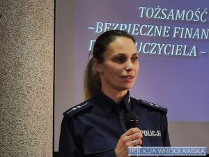 Wrocławska policjantka prowadziła prelekcję podczas konferencji online